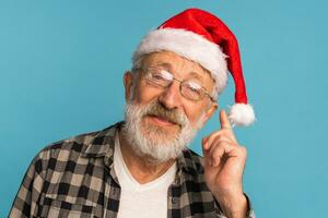 retrato do feliz emoções santa claus animado olhando às Câmera em azul fundo foto