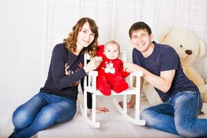 retrato de família de natal em casa foto