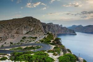 caminhada feriados maiorca, Espanha. lindo cenário com panorama do serra de tramuntana montanhas dentro a ilha do Maiorca dentro Mediterrâneo mar. paraíso para ciclistas. aventura viagem. foto