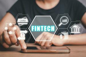 fintech financeiro tecnologia criptomoeda investimento e digital dinheiro, o negócio pessoa usando Móvel telefone em escritório escrivaninha com fintech ícone em vr tela. foto