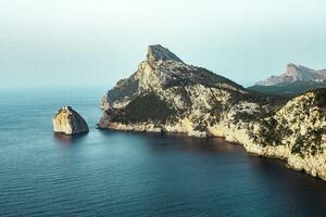 caminhada feriados maiorca, Espanha. lindo cenário com panorama do serra de tramuntana montanhas dentro a ilha do Maiorca dentro Mediterrâneo mar. paraíso para ciclistas. aventura viagem. foto