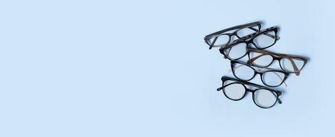 Óculos em azul fundo com cópia de espaço. ótico loja, visão teste, à moda óculos conceito foto