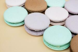 diferente pastel cores pastelaria macarons em uma bege fundo foto