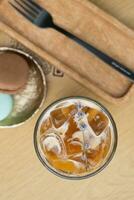 gelado café com leite café dentro vidro em cafeteria mesa fundo topo visualizar. verão fresco café beber foto