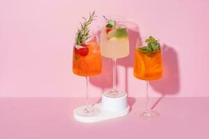 verão alcoólico coquetéis com gelo. relaxante refrescante bebidas para quente verão foto