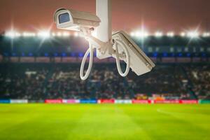 cctv segurança dentro estádio futebol às crepúsculo fundo. foto