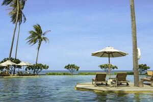 perfeito de praia natação piscina com tropical recorrer relaxar. foto