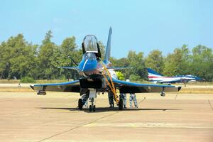 nakhonratchasima, Tailândia novembro 27, 2015 - f16 queixar-se e agosto 1º acrobático equipe acionado dentro acrobacia. foto