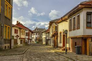 uma rua do a velho cidade, nacional renascimento arquitetura. tryavna, Bulgária. foto