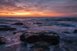 marinha com pedras durante nascer do sol. deslumbrante natural seascape. mar nascer do sol às a Preto mar costa. foto