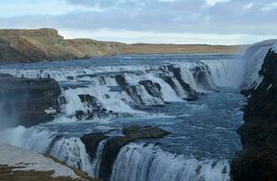 em camadas cachoeiras do gullfoss dentro Islândia foto