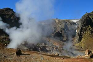 vapor ondulante acima a partir de a vulcânico fumarolas dentro Islândia foto