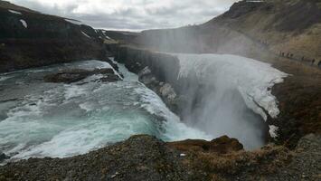 tumultuado cascata derramando baixa às gullfoss dentro Islândia foto