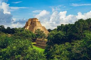 pirâmide do mágico, uxmal localizada em Yucatan, no México foto