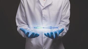 médico tocando seringa de holograma eletrônico - tela virtual moderna ilustração 3D foto