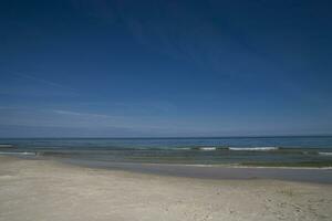 calma azul mar panorama com sem nuvens céu e água foto