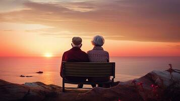 idosos casal desfrutando pôr do sol de a mar. silhueta conceito foto