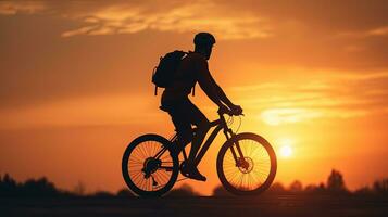 homem silhueta equitação bicicletas ao ar livre às pôr do sol foto