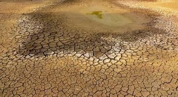 o conceito de seca natural do meio ambiente no solo seco da terra, solo rachado com a erosão do solo torna-se vermelho que não é agrícola foto