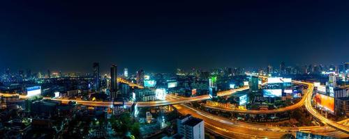 Bangkok. o horizonte da capital de Banguecoque que brilha e arranha-céus à noite foto