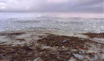 poluição de plástico em problemas ambientais marinhos os animais no mar não podem viver. e causar poluição de plástico no conceito ambiental do oceano foto