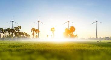 turbina eólica ou energia eólica traduzida em eletricidade, proteção ambiental torna o mundo não quente. foto