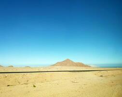 vulcão dentro a deserto e uma estrada foto