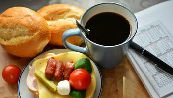 saboroso salsichas com pão e café, café da manhã fundo foto