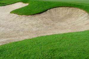 golfe curso areia Cova bunkers, verde Relva em torno da a lindo areia buracos é 1 do a a maioria desafiador obstáculos para golfistas e acrescenta para a beleza do a golfe curso. foto