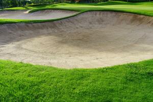 golfe curso areia Cova bunkers, verde Relva em torno da a lindo areia buracos é 1 do a a maioria desafiador obstáculos para golfistas e acrescenta para a beleza do a golfe curso. foto