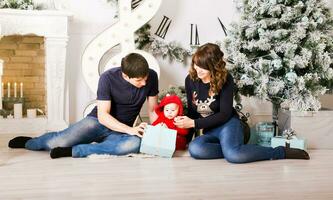 retrato de família de natal em casa, decoração de casa por árvore de natal foto