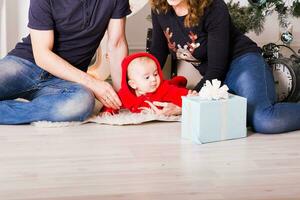 retrato de família de natal em casa, decoração de casa por árvore de natal foto