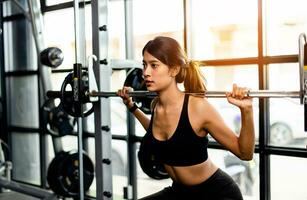 elevação pesos, exercício regularmente, construção músculo saudável mulher exercício cada dia saúde Cuidado processo foto