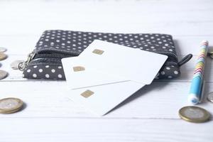 close-up de cartões de crédito na carteira em fundo de madeira foto