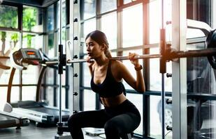 elevação pesos, exercício regularmente, construção músculo saudável mulher exercício cada dia saúde Cuidado processo foto