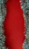 Natal vertical fundo com cópia de espaço dentro a Centro. prata ouropel em uma vermelho fundo. foto
