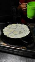 processo para cozinhando takoyaki a maioria popular delicioso lanche foto