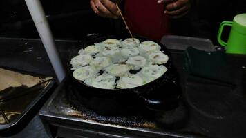 processo para cozinhando takoyaki a maioria popular delicioso lanche foto
