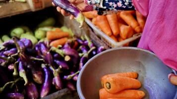 produtos orgânicos frescos à venda no mercado dos agricultores locais. foto