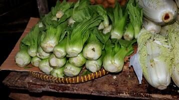 pilha do chicória dentro a vegetal mercado foto