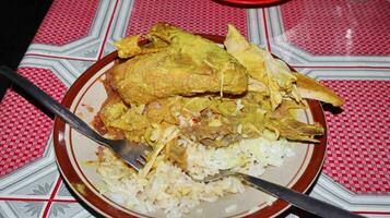 frango Curry molho. servido com arroz. frente Visão foto