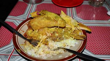 frango Curry molho. servido com arroz. frente Visão foto