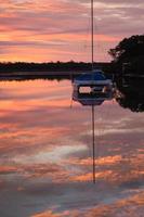 porto seguro ao pôr do sol foto