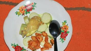 Lontong Sayur ou vegetal arroz bolo é a indonésio tradicional Comida foto