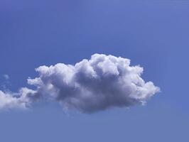 branco nuvens sobre azul céu fundo. fofo cumulus nuvem foto