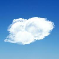solteiro branco fofo nuvem isolado sobre azul fundo foto