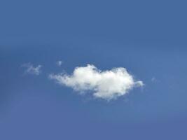 solteiro branco nuvem sobre azul céu fundo. fofo cumulus nuvem forma foto