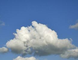 solteiro branco cumulus nuvem fundo sobre a azul verão céu fundo foto
