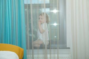 pequeno menina tendo Diversão dentro de casa foto