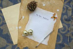 uma Nota papel com uma caneta e uma Natal decoração foto